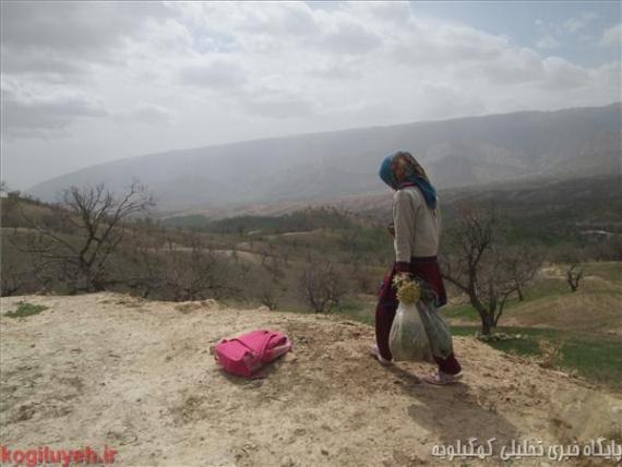 استقبال كودكان روستاهاي محروم ديشموك از مسافران نوروزي با فروش گياهان كوهي+تصاوير